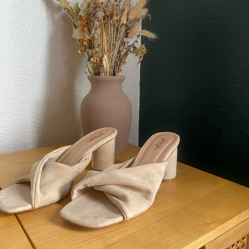 Twisted beige mules